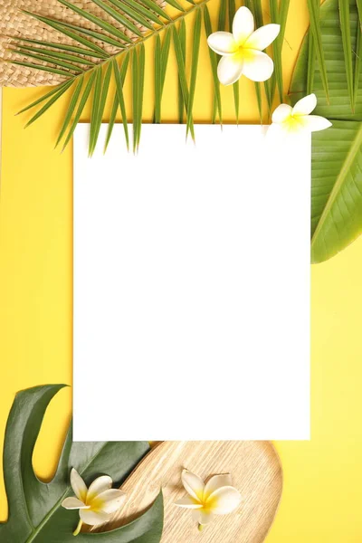 Letní pozadí maketa s palmovými listy na žluté. — Stock fotografie