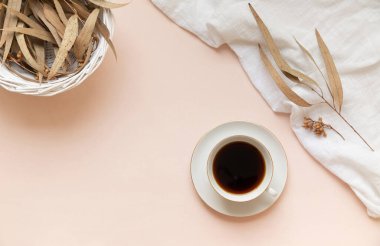 Okaliptüs yaprakları ve bir fincan sade kahve..