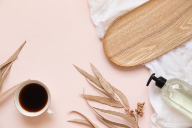 Pastel pembe arka planda okaliptüs kokulu bir sabun modeli..