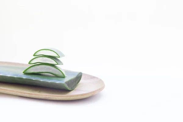 Aloe vera leaves and slice on a woden plate. — Stock Photo, Image