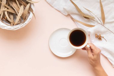 Okaliptüs yaprakları ve bir fincan sade kahve..