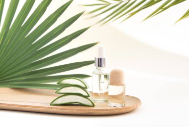 Aloe Vera yaprak dilimi ve gerekli yağ.