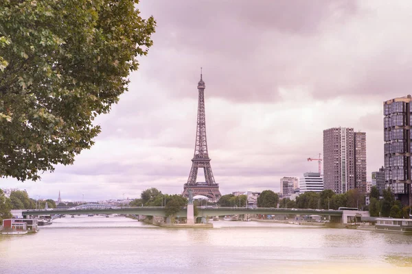 Eiffel Kulesi Seine Nehri, Paris, Fransa 'dan.