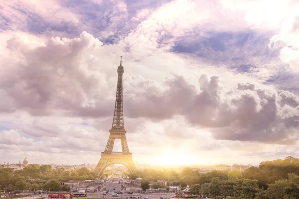 Eiffelova věž z Champ de Mars, Paříž, Francie. — Stock fotografie
