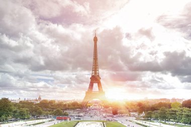 Champ de Mars 'tan Eyfel Kulesi, Paris, Fransa.