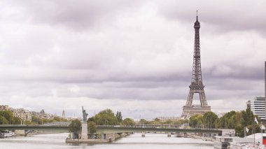 Eiffel Kulesi Seine Nehri, Paris, Fransa 'dan.