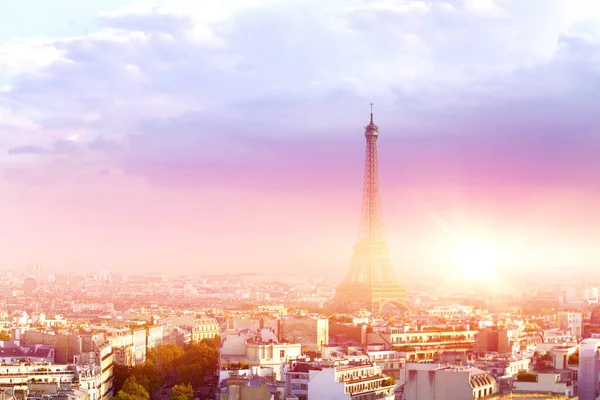 Widok na Wieżę Eiffla o wschodzie słońca w Paryżu, Francja. — Zdjęcie stockowe