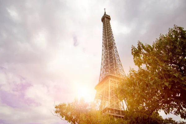 Kilátás az Eiffel-toronyra napkeltekor Párizsban, Franciaországban. — Stock Fotó