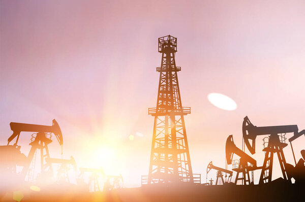 Силуэт Дарка нефтяной установки и насосов во время заката
