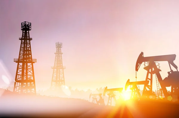 Silhueta Darck de equipamento de óleo e bombas durante o pôr do sol — Vetor de Stock