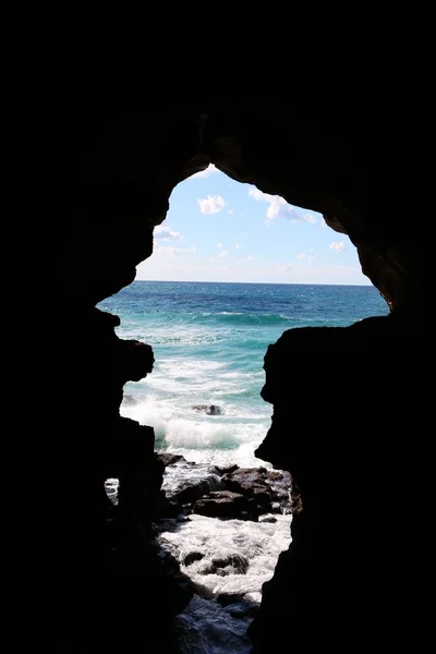 As Cavernas de Hércules é uma das atrações turísticas mais populares perto de Tânger, ao norte de Marrocos — Fotografia de Stock