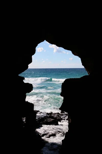 As Cavernas de Hércules é uma das atrações turísticas mais populares perto de Tânger, ao norte de Marrocos — Fotografia de Stock