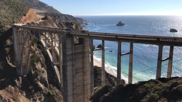 Weergave van Bixby Creek Bridge op het gebied van de Big Sur van Centraal-Californië vergrendeld — Stockvideo