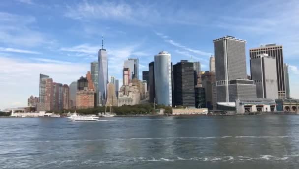 Добраться до Нью-Йорка Манхэттена из моря. Close up of skyline of manhatten in New york from the staten island ferry — стоковое видео