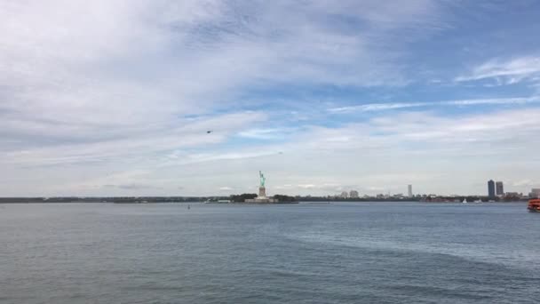 Добраться до Нью-Йорка Манхэттена из моря. Close up of skyline of manhatten in New york from the staten island ferry — стоковое видео