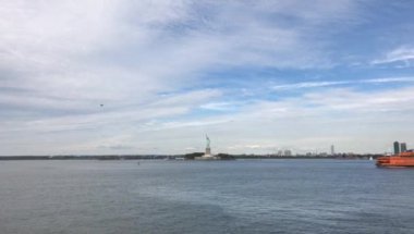 Denizden New York Manhatten 'e ulaşıyor. Staten Island feribotundan New York 'taki Manhatten Skyline' a yakın.