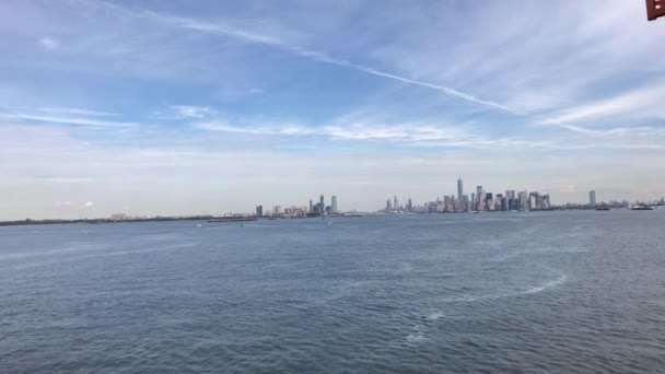 Vom Meer nach New York Manhatten. Nahaufnahme der Skyline von Manhatten in New York von der staten Inselfähre — Stockvideo