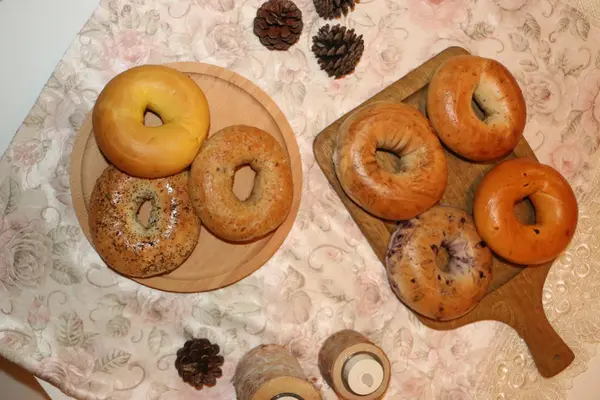 Свежеиспеченные булочки со свежим хлебом на столе — стоковое фото
