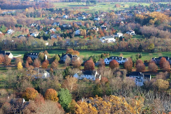 Scène ariale de la ville américaine dans un automne rural Images De Stock Libres De Droits