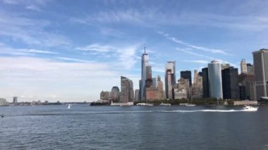 Denizden New York Manhatten 'e ulaşıyor. Staten Island feribotundan New York 'taki Manhatten Skyline' a yakın.