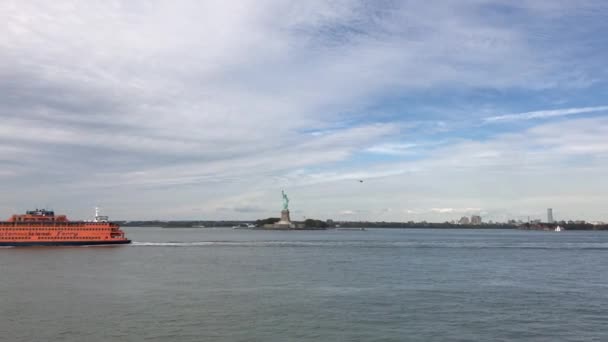 Φτάνοντας στη Νέα Υόρκη Manhatten από τη θάλασσα. Κοντινό πλάνο του ορίζοντα του Manhatten στη Νέα Υόρκη από το πλοίο Staten Island — Αρχείο Βίντεο