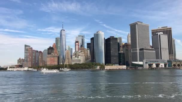 Chegando a Nova York Manhatten do mar. Close-up de skyline de manhatten em Nova York a partir do ferry ilha staten — Vídeo de Stock