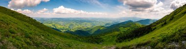 Pikui dağın çimenli yamaçları. şaşırtıcı panorama Vadisi ve uzak bir mesafede Borzhava ridge manzaralı. yürüyüş için güzel gün