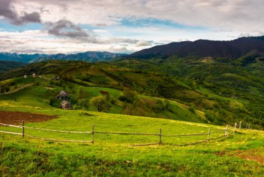 dağlar tarım alanlarında. Güzel Karpat dağ sırtı mesafe, yatay. bulutlu bahar gün