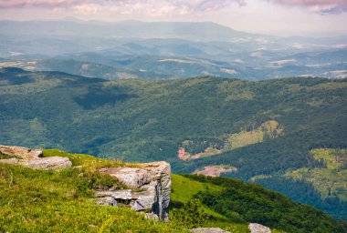 tepeler haddeleme ile Kurtlar Vadisi kayalık tepeden. derin bakış açısı ile güzel dağlık manzara