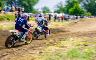 Uzhgorod, Ukrayna - 21 Mayıs 2017: Mx binici bir köşede döner. Hareket Bulanıklığı kir uçan. TransKarpatya bölgesel Motocross Şampiyonası