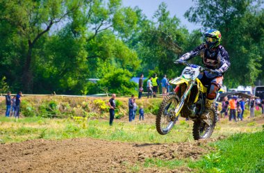 Uzhgorod, Ukrayna - 21 Mayıs 2017: kir Bisiklet atlama. TransKarpatya bölgesel Motocross Şampiyonası