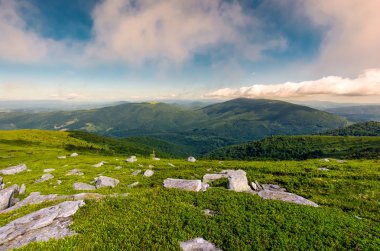 Hillside yaz Runa Dağı. çim büyük kayalar ile güzel manzara