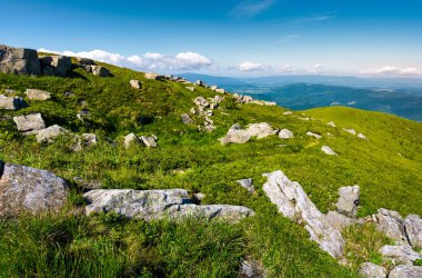 otsu çayır ile dağlarda kayalık oluşumlar. güzel yaz manzara. konumu Runa dağ, Karpatlar, Ukrayna