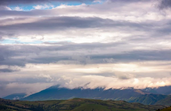 Schöne Wolkenformationen Über Dem Bergrücken Schöne Natur Hintergrund — Stockfoto