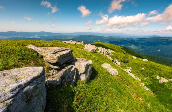 Formação Rochosa Encosta Gramada Paisagem Bela Natureza Verão — Fotografia de Stock