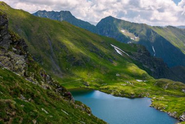 Göl Capra Romanya'nın Fagarasan dağlarda. bulutlu bir günde güzel yaz sahne. Yürüyüş için popüler turizm.