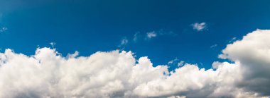 şaşırtıcı bulut formasyonları üzerinde koyu mavi gökyüzü. güzel tarafı yaktı cennet panorama yaz aylarında