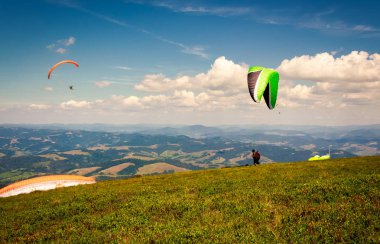 Dağların üzerinden uçan paraşütle atlama. paraşüt aşırı spor