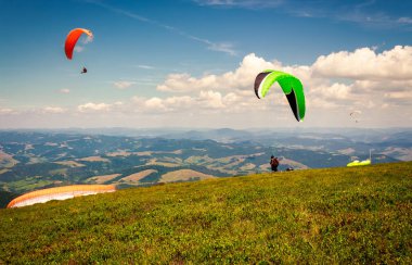 Dağların üzerinden uçan paraşütle atlama. paraşüt aşırı spor