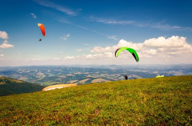 Dağların üzerinden uçan paraşütle atlama. paraşüt aşırı spor