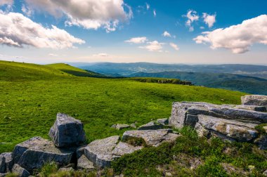 yamaca otsu çayır kenarı buzlu. Runa Dağı'nın güzel manzaralar