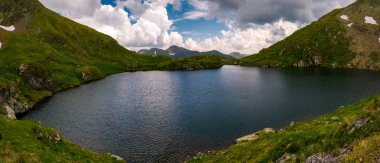 Capra Gölü, Romanya Panoraması. bir bulutlu yaz gününde Fagarasan Dağları'nın muhteşem manzara