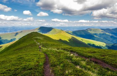 patika dağ sırtı yaz aylarında aracılığıyla. yolunu takiben turist grubu. güzel manzara ve seyahat kavramı