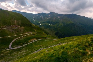 Transfagaras serpantin tepeden aşağı. bulutlu bir günde güzel ulaşım sahne