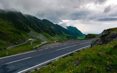 Yağmurlu bir gün yolda Transfagarasan. tehlikeli sürüş kavramı. yol kenarında görüntülemek