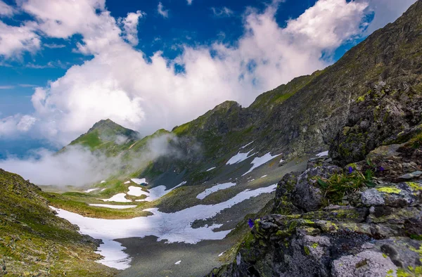 Bulutların Arasında Dağ Sırtı Güzel Yaz Manzara Nin Uzak Mesafe — Stok fotoğraf