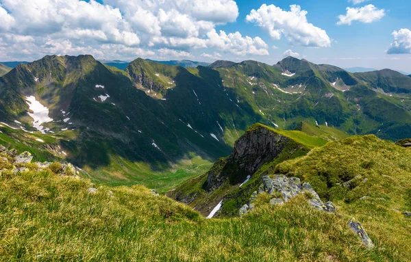 Bergsryggen Observeras Från Motsatta Klippan Underbara Sommarlandskap Fagarasan Bergen Rumänien — Stockfoto