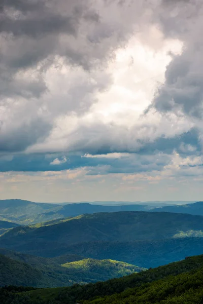 暴风雨前的山地景观 险恶的灰色天空下的美丽风景 — 图库照片