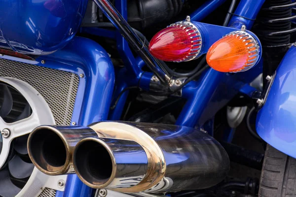 Verso Uma Motocicleta Azul Tiro Lindo Detalhe Luzes Tubos Escape — Fotografia de Stock