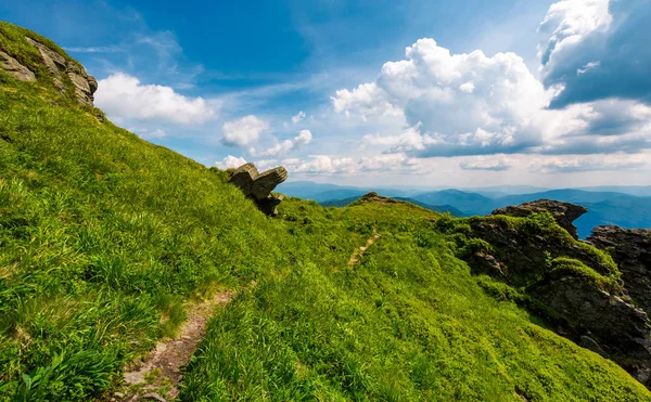 Cesta Okraji Kopce Krásná Hornatá Krajina Travnatou Stráň Obří Balvany — Stock fotografie